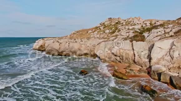 从无人驾驶飞机起飞带着岩石和强浪潮离开海岸视频的预览图