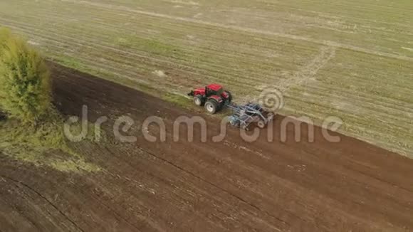 拖拉机进行耕作盘栽培视频的预览图