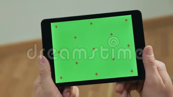男性手拿药片合上人敲击平板电脑绿屏平板电脑视频的预览图