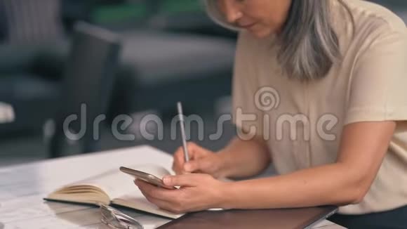 女人在记事本上做笔记视频的预览图