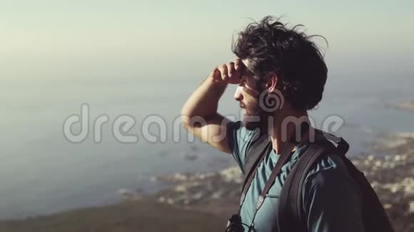 徒步旅行者保护眼睛和饮用水在山上抵御天空视频的预览图