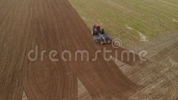 拖拉机进行耕作盘栽培视频的预览图