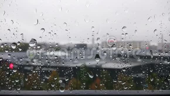 窗户玻璃表面有雨滴视频的预览图