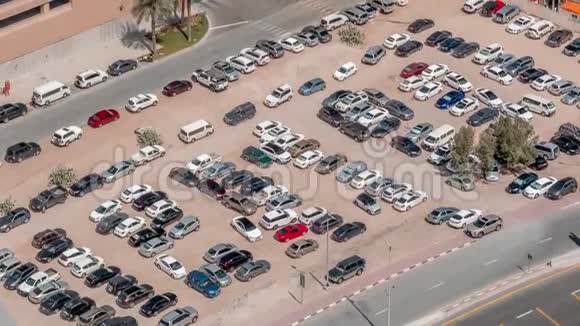 阿联酋迪拜的大型室外停车场timelapse鸟瞰全车视频的预览图