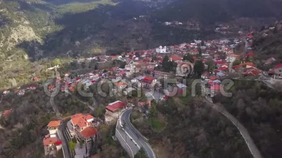 塞浦路斯Troodos山上风景如画的小村庄的空中景色视频的预览图