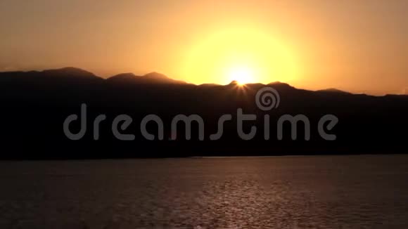 印度尼西亚拉布安巴约的日落视频的预览图