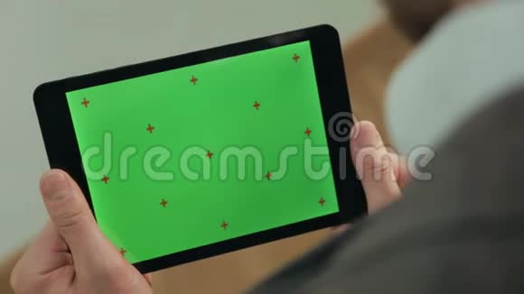 男性手指在平板绿色屏幕上打字有人在平板电脑上发短信视频的预览图