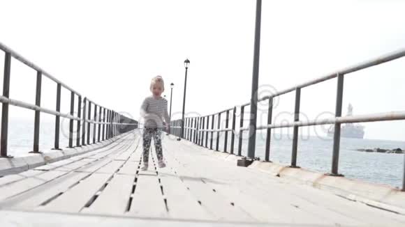 一个小女孩跑过桥视频的预览图