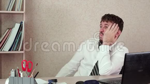 办公室经理留胡子的男人无聊不想工作懒惰他坐着视频的预览图