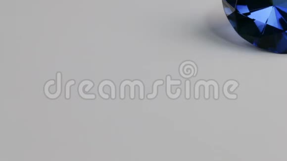 滑块射击白色背景上的大蓝色莱茵石美丽的光反射视频的预览图