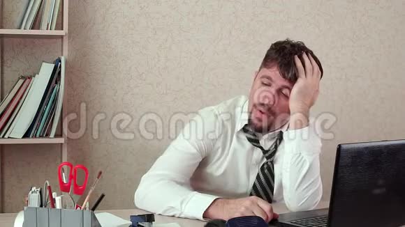 办公室经理胡须男无聊在工作中睡着了他坐着视频的预览图