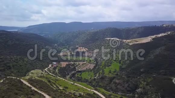 春季塞浦路斯山区的山谷鸟瞰视频的预览图