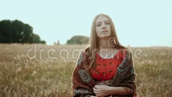 闭着脸美丽的女人在田野小麦上的夕阳农村微笑着看着镜头有机产品概念视频的预览图