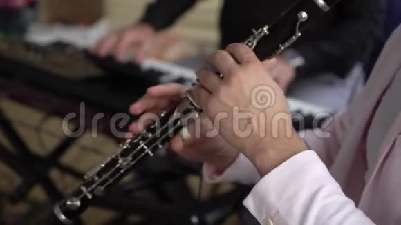 吹笛的人乐队演奏的音乐家视频的预览图