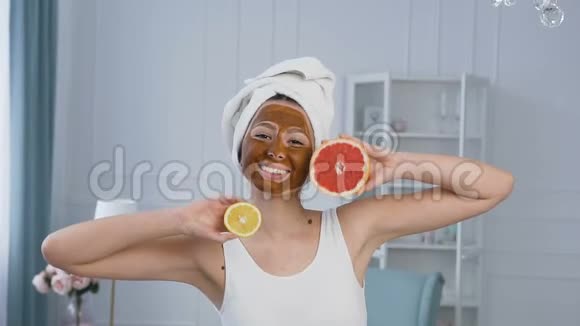 快乐的年轻女人与一半柠檬和葡萄柚跳舞的肖像视频的预览图