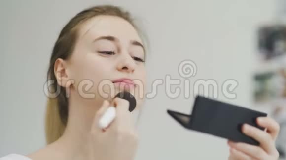 女人用粉末照镜子视频的预览图