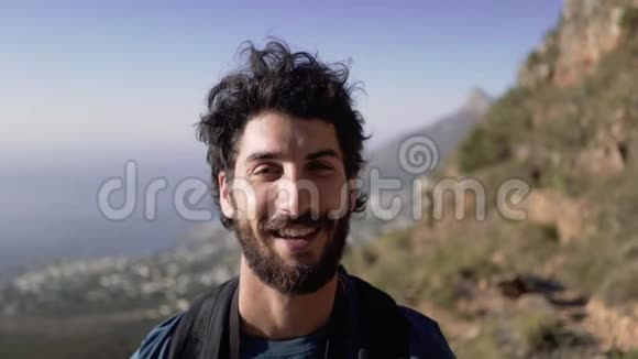 山上微笑男徒步旅行者特写视频的预览图