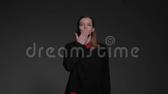 年轻女孩吹了一个吻视频的预览图