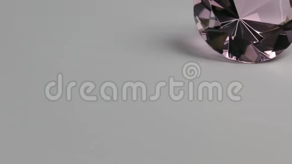 滑块射击白色背景上的大粉红色莱茵石美丽的光反射视频的预览图