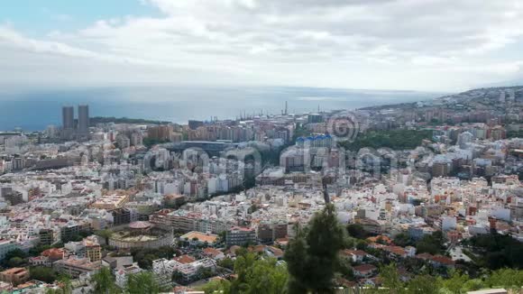 空中射击圣克鲁斯市德特内里夫加那利群岛在西班牙的首都海边的城市视频的预览图