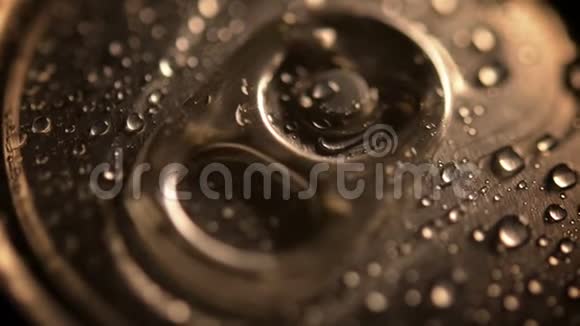 金属罐盖上的水滴视频的预览图