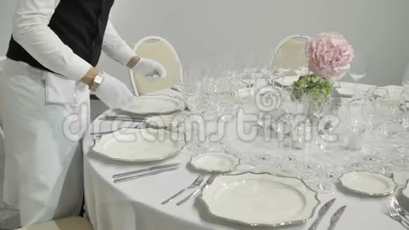 餐饮服务侍酒师设置品酒杯生日会议婚礼视频的预览图