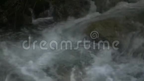 瀑布和溪流越过岩石视频的预览图