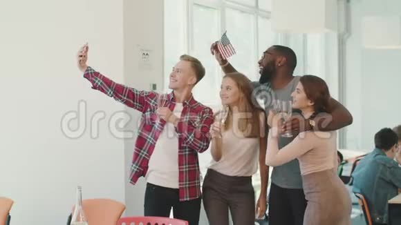 快乐的人在同事空间自拍微笑队在镜头前摆姿势视频的预览图