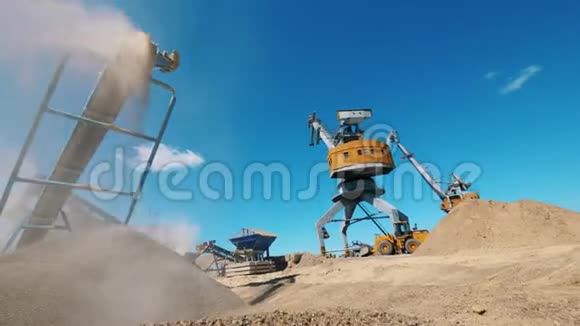 博尔德采石场和运输砾石的装载机挖掘设备视频的预览图