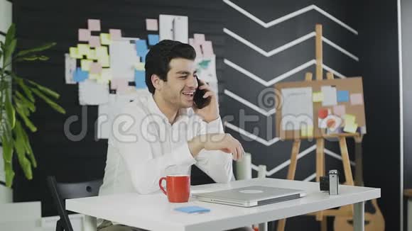 年轻的商人用手机聊天笑视频的预览图
