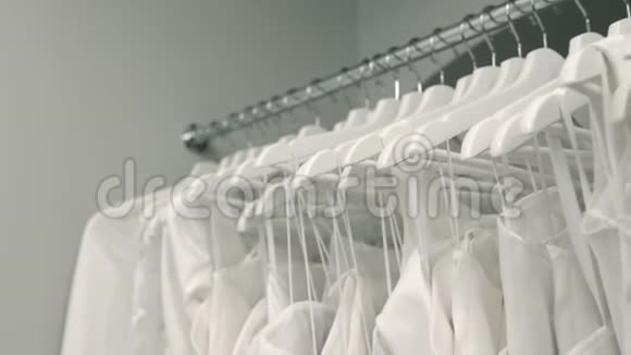 婚礼沙龙婚纱挂在衣架上很多裙子视频的预览图