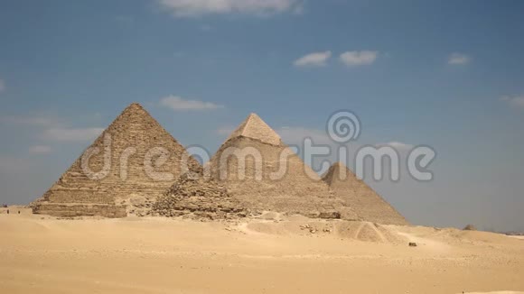 开罗附近吉萨金字塔的晨景视频的预览图