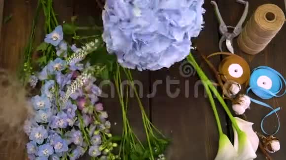 在花店中创造花束的超脱视频的预览图