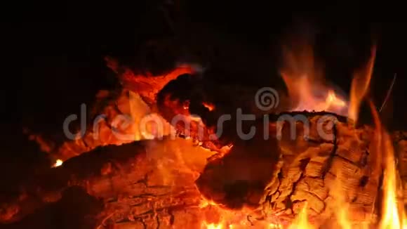 壁炉里温暖舒适燃烧的火的特写镜头视频的预览图