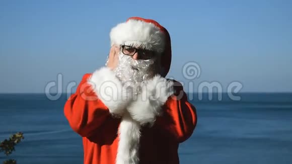 一个穿着圣诞老人服装的人热带的圣诞节视频的预览图