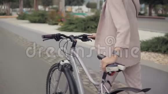 一个人骑自行车走路的女人视频的预览图