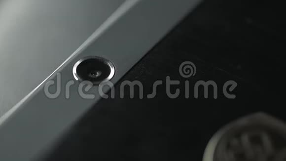 银色手机上的摄像头镜头关闭黑色平板电脑上的摄像头视频的预览图