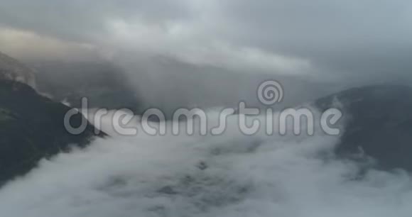 秋天在瑞士山上飞过云视频的预览图