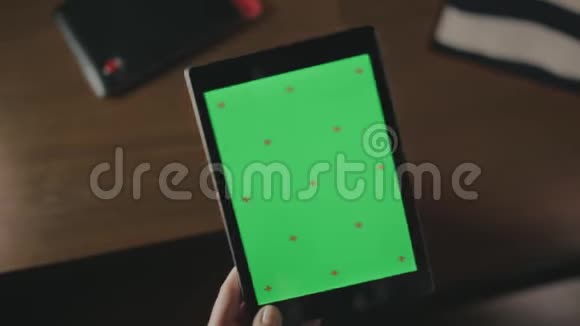 女性手持平板绿色屏幕关闭绿屏平板电脑视频的预览图