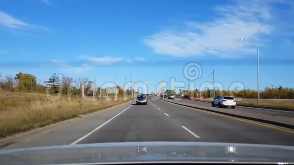 白天从汽车行驶的城市街道后面可以看到从车辆后面的POV角度视频的预览图