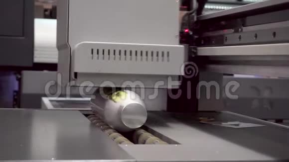 自动UV打印过程在瓶子上紫外线打印机在工作视频的预览图