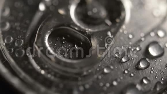 金属罐盖上的水滴视频的预览图