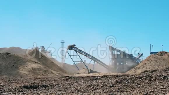 挖掘设备机器正在挖掘和研磨岩石视频的预览图
