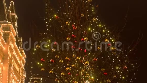 建筑物上的圣诞灯和街上树上的球视频的预览图