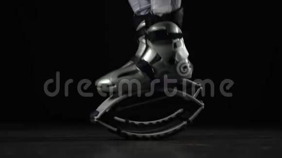 教练他的腿在kangoo跳鞋表演特写视频的预览图