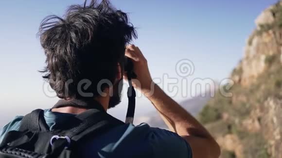 徒步旅行者用望远镜在天空中站立视频的预览图