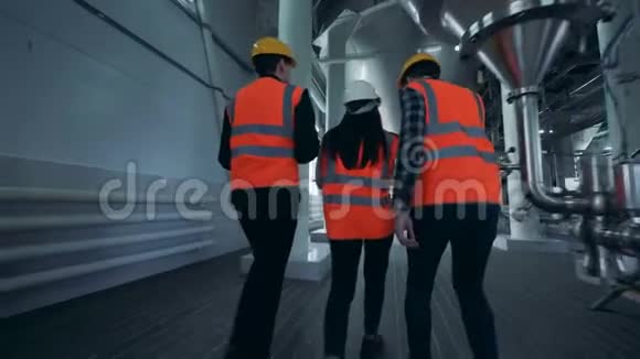 三个工人在一家酿酒厂后景视频的预览图