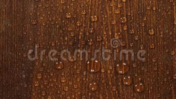 一滴水在美丽的木制表面上旋转视频的预览图