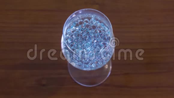 酒杯里的玻璃珠视频的预览图