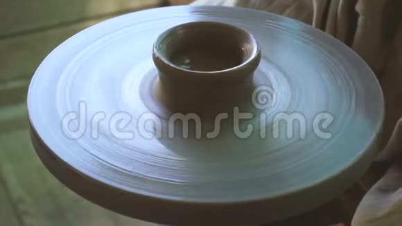 在车间制作小杯子或盘子的陶器雕刻师视频的预览图